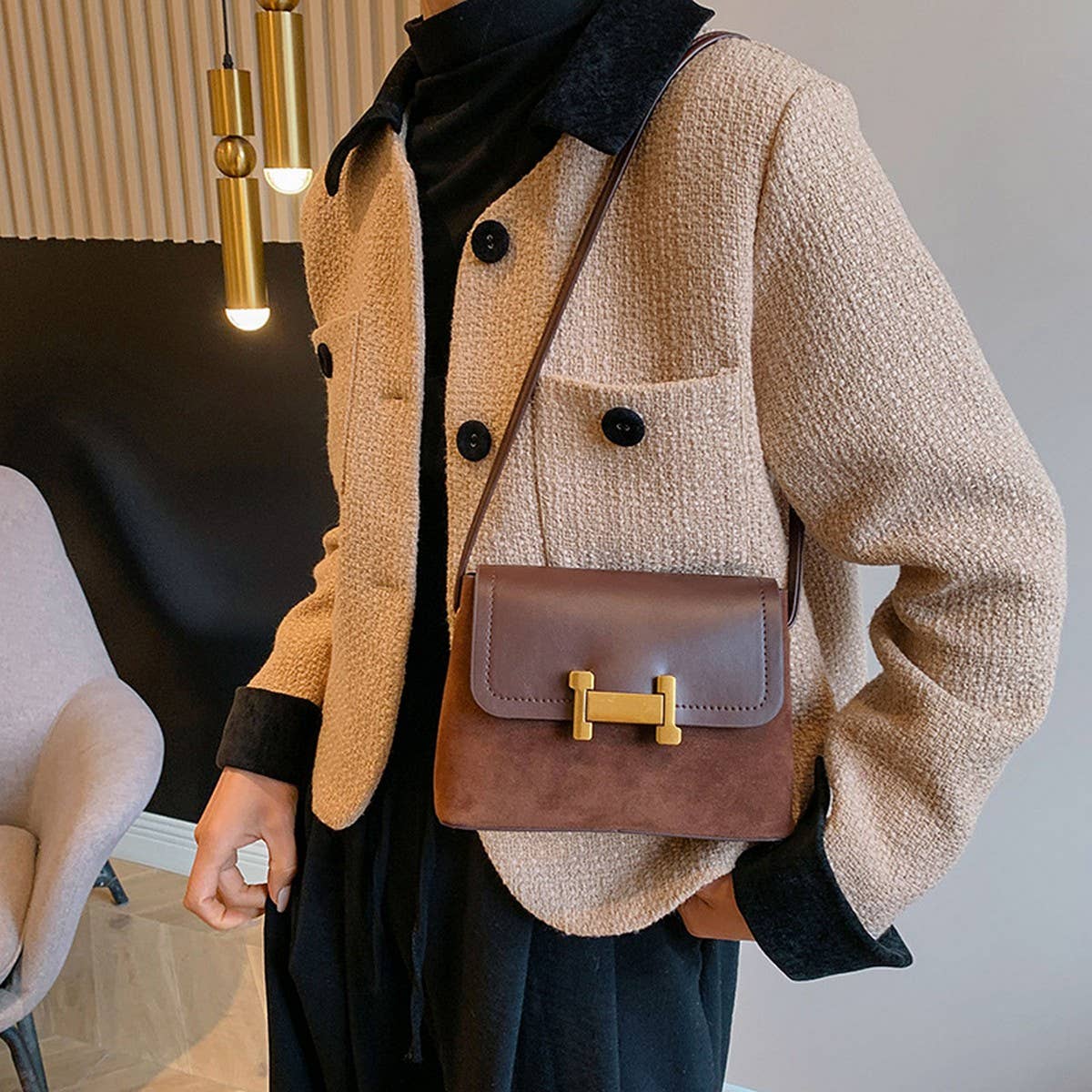 WOMEN CROSS BODY CHAIN SMALL SQUARE BAG: Brown