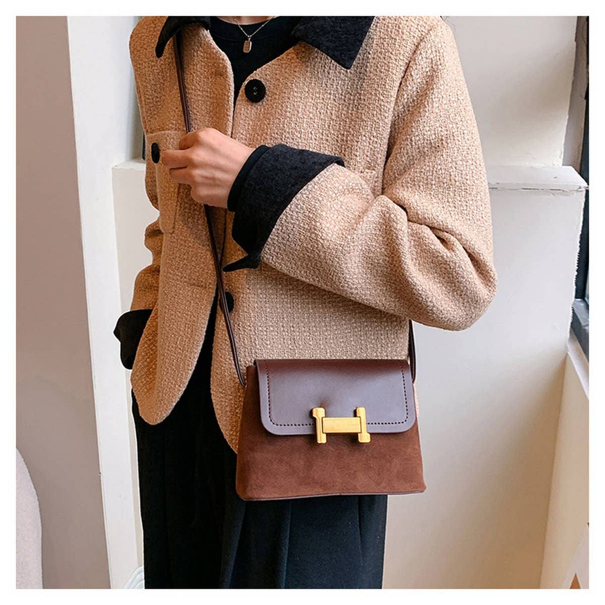 WOMEN CROSS BODY CHAIN SMALL SQUARE BAG: Brown